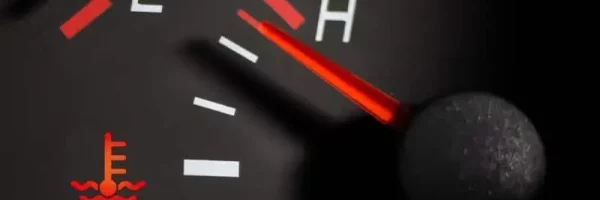 Capteur de température du moteur de voiture arrows close up